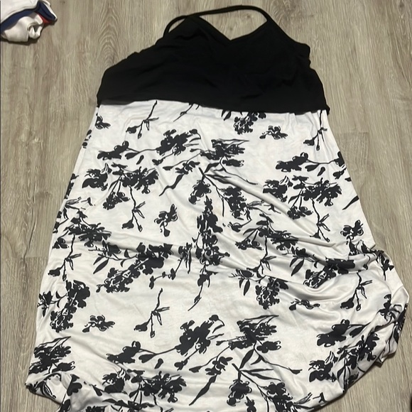 🔥HOST PICK🔥Black and White Floral Maternity Dress - Picture 1 of 1